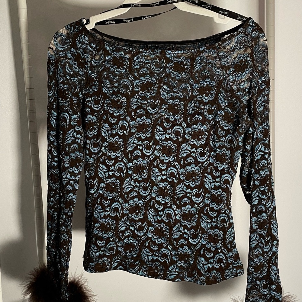 Chic Lace Top with Fur Trim - Picture 2 of 2